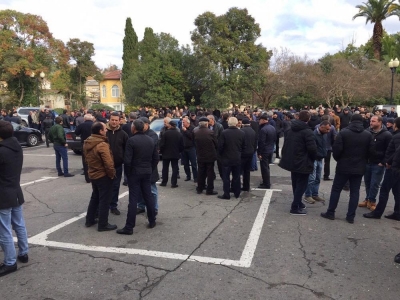 Отставка через митинг